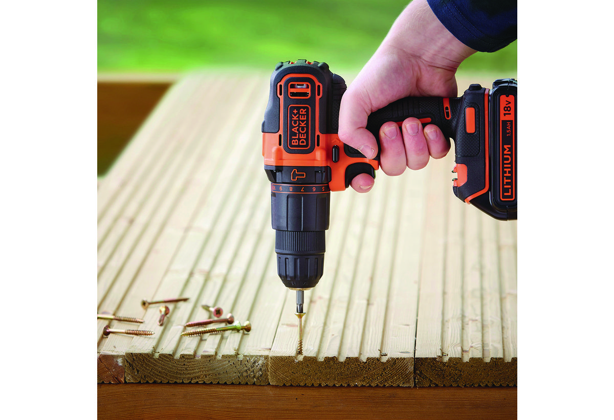 Απεικονίζεται χρήση του δραπανοκατσάβιδου για βίδωμα σε ξύλινη επιφάνεια.